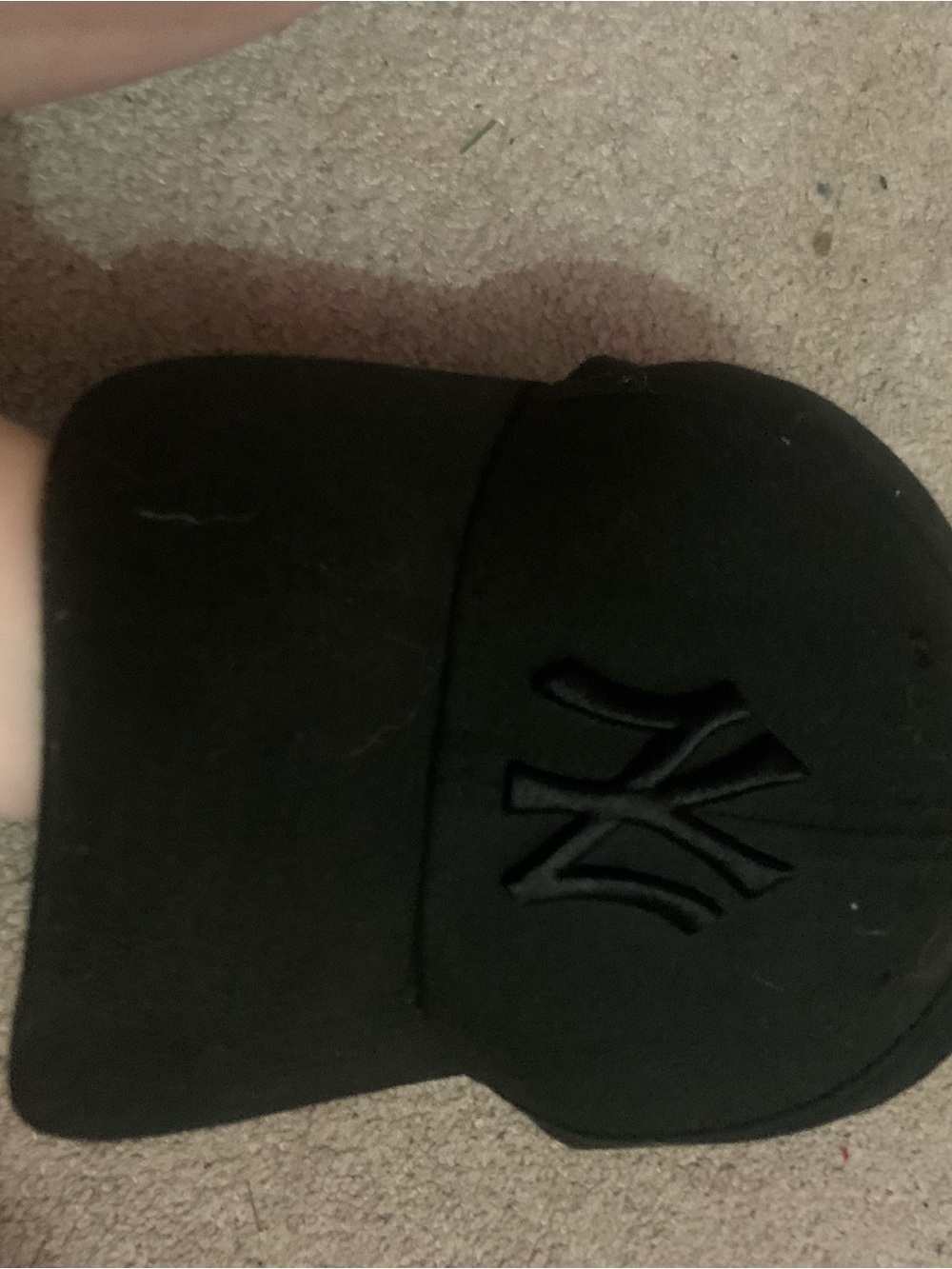 New Era 9FORTY New York Yankees Cap – All Black Tonal Logo Strapback Hat